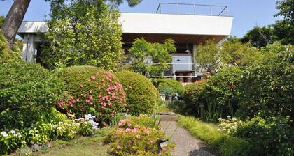 Forget the hustle and bustle of everyday life and / Ito Shizuoka