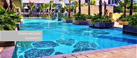 Una piscina cubierta, una piscina al aire libre