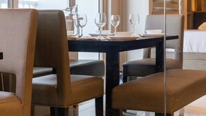 Une chambre d’hôtel comprenant un coin repas, un lit et une vue sur la ville.
