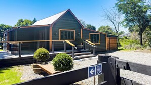 A building with a ramp and a wheelchair accessibility sign.