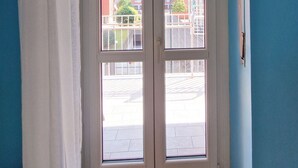 Eine Tür mit Blick auf die Stadtlandschaft durch das Fenster.