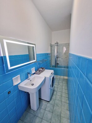 Douche, articles de toilette écologiques, sèche-cheveux, bidet