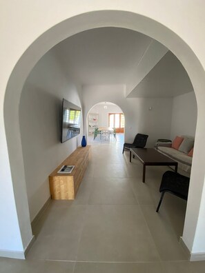 スマートテレビ、暖炉、書庫