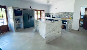 冷蔵庫、電子レンジ、オーブン、コンロ