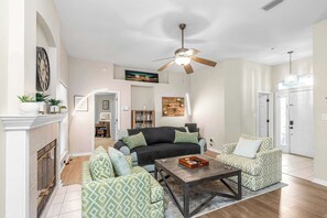 Fernseher, Kamin, Videospiele, Arbeitsbereiche