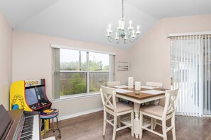 Dining - Breeze: Arcade, Pool Table, Near Navarre Beach (Navarre)