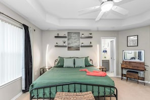 3 bedrooms, desk, iron/ironing board, WiFi - Breeze: Arcade, Pool Table, Near Navarre Beach (Navarre)