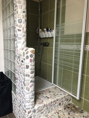 Haartrockner, Handtücher, Seife, Toilettenpapier