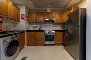 Deluxe Studio | Private kitchen | Full-sized fridge, microwave, oven, electric kettle