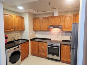 Full-sized fridge, microwave, oven, electric kettle