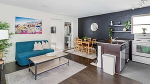 A modern apartment with a living area, kitchen, and dining space. - Brickell Pearl Cozy House/Beach 10 min/Location (Miami)