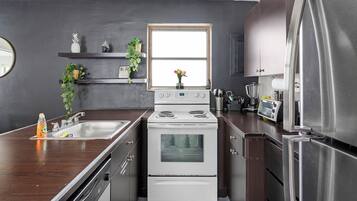 Fridge, microwave, stovetop, dishwasher