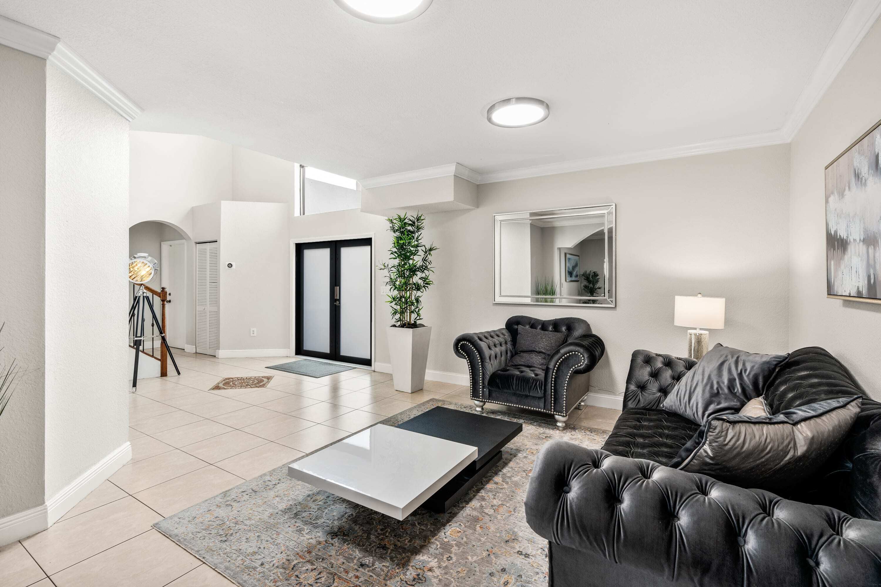 TV connectée, cheminée, livres, chaîne hi-fi