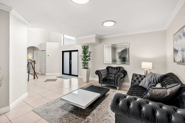 Smart-TV, Kamin, Bücher, Stereoanlage