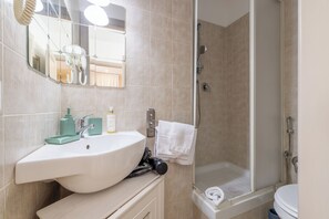 Dusch, hårtork, handdukar och tvål