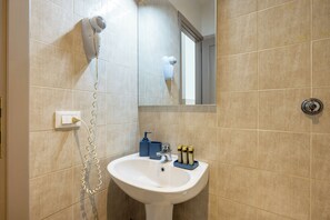 Douche, sèche-cheveux, serviettes fournies, savon