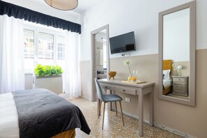 1 sovrum, skrivbord, strykjärn/strykbräda och gratis wi-fi