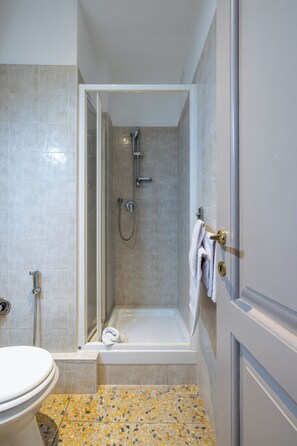 Dusch, hårtork, handdukar och tvål