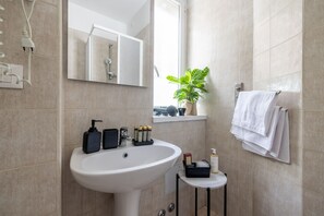 Douche, sèche-cheveux, serviettes fournies, savon