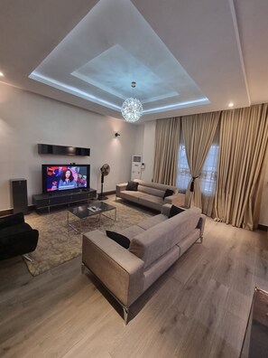 Presidential Suite | Laptop workspace, free WiFi, bed sheets - De James Hotels & Suites (Abuja)