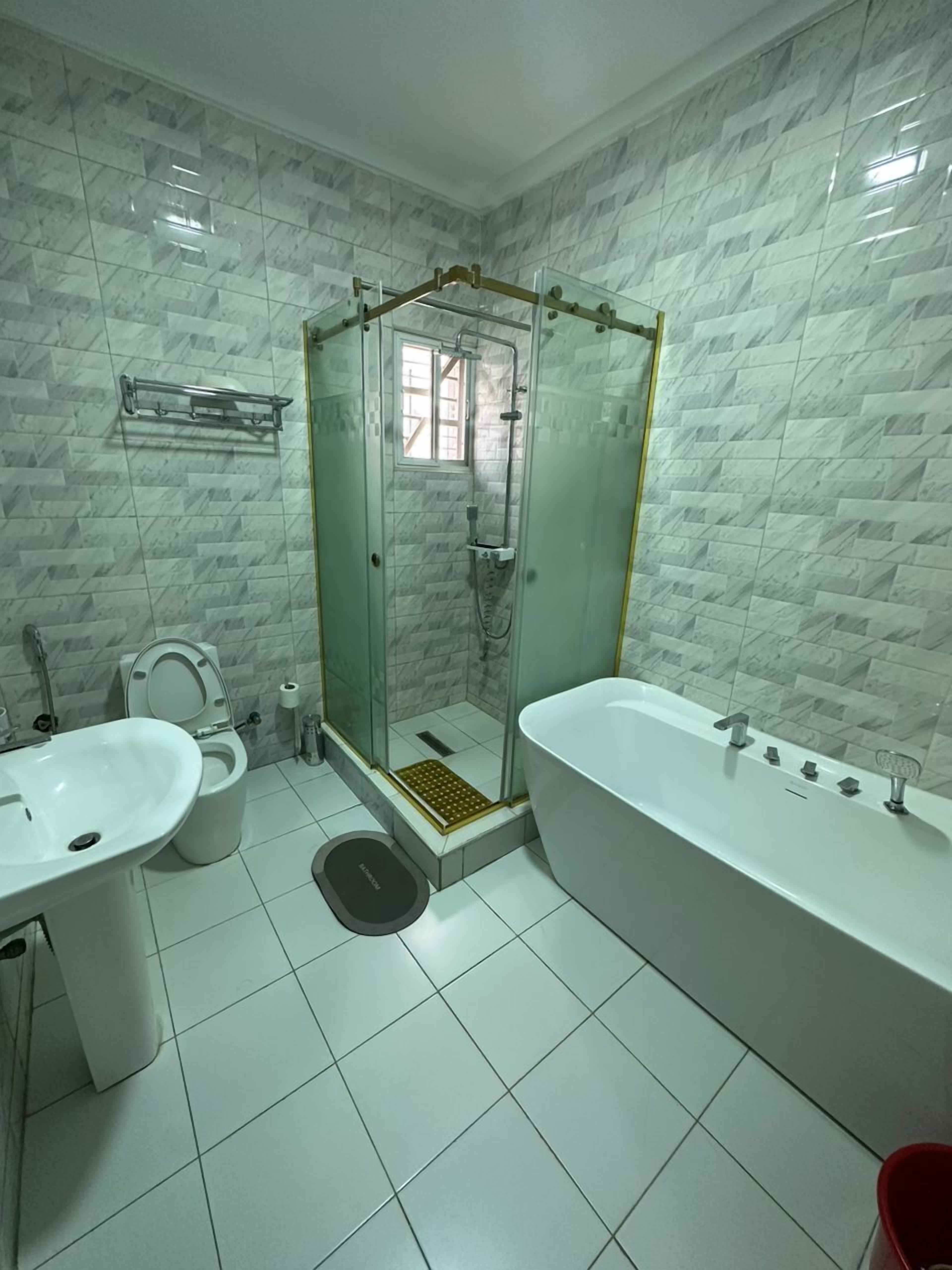 Deep-soaking bathtub