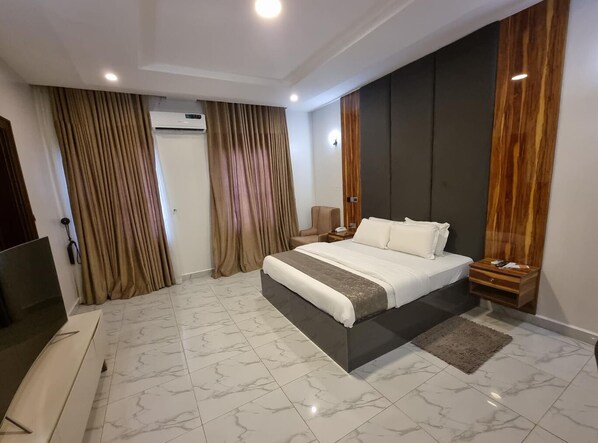 Superior Single Room, 1 Bedroom, Courtyard View, Mountainside | Laptop workspace, free WiFi, bed sheets - De James Hotels & Suites (Abuja)