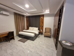 Luxury Single Room, Courtyard View, Mountainside | Laptop workspace, free WiFi, bed sheets - De James Hotels & Suites (Abuja)