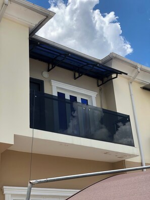 Presidential Suite | Balcony - De James Hotels & Suites (Abuja)