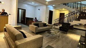 Living area - De James Hotels & Suites (Abuja)