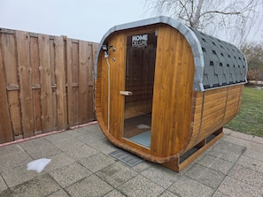 Un sauna en bois avec une pancarte indiquant « HOME DELUXE ».
