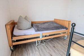 Unclassified image, 3 of 17, button - Disabled-friendly apartment "Lena" with care bed (Zahna-Elster)