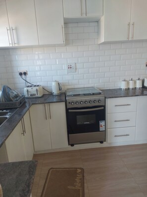 Køleskab, mikrobølgeovn, ovn, kogeplade