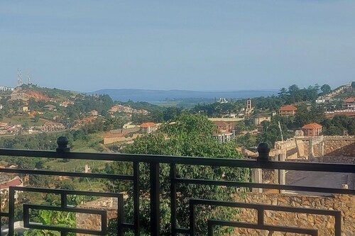 Cozy 2-bed Apartment in Akright City, Bwebajja