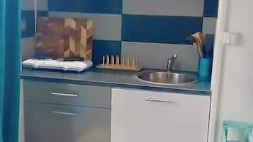 Refrigerador, parrilla de estufa y tetera eléctrica