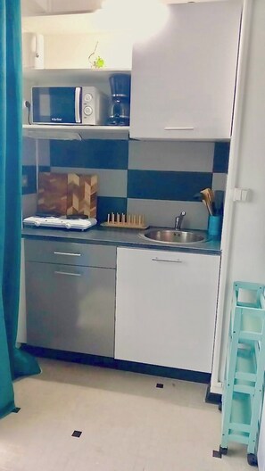 Fridge, stovetop, electric kettle, cookware/dishes/utensils - smart studio in the heart of Fort de France (Fort-de-France)