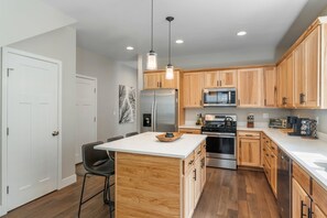 Fridge, microwave, oven, stovetop - New Build, Pet Friendly, A/C, 5 Minutes to Downtown Durango (Durango)