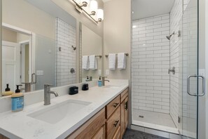 Combined shower/tub, towels