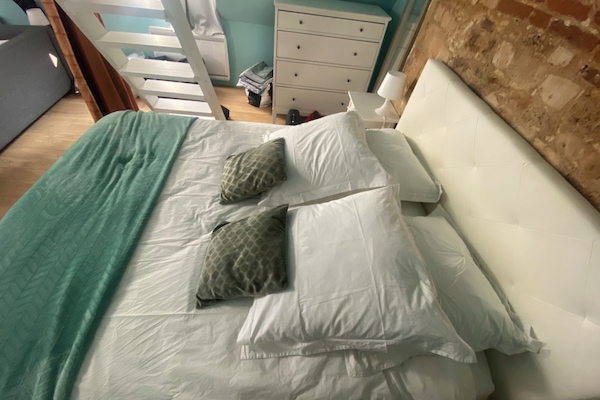 1 dormitori, planxa i posts de planxar i un bressol de viatge