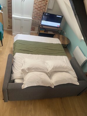1 habitación, tabla de planchar con plancha y cuna de viaje 