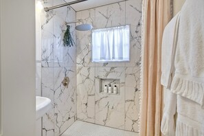 Ensemble douche/baignoire, sèche-cheveux, serviettes fournies, savon