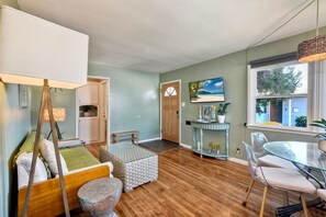 Smart TV - Walk To Beach | EV Charger | Outdoor Dining | 2BR (Carlsbad)