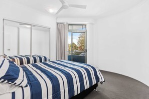 2 bedrooms, desk, iron/ironing board, internet - Beachside on Brakes! (Gold Coast)