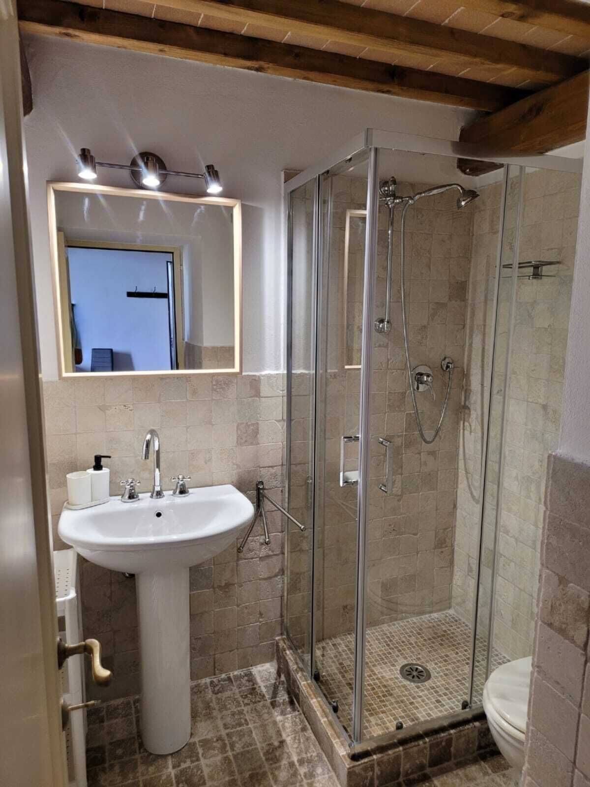 Douche, articles de toilette écologiques, sèche-cheveux, bidet