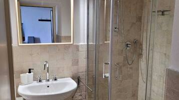 Douche, articles de toilette écologiques, sÚche-cheveux, bidet