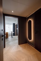 Suíte urbana | Cofres nos quartos, escrivaninha, espaço de trabalho para notebook