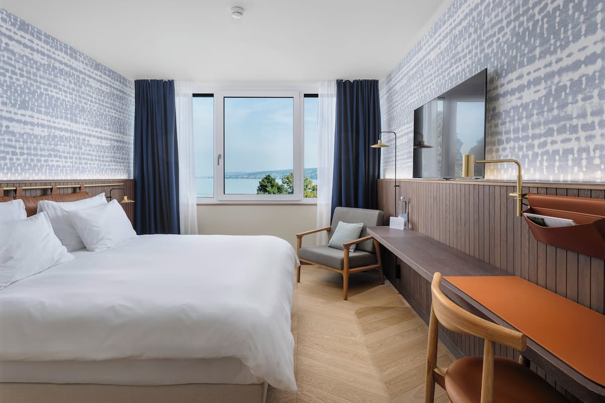 Standard Double Room Lake View | 1 bedroom, in-room safe, desk, laptop workspace