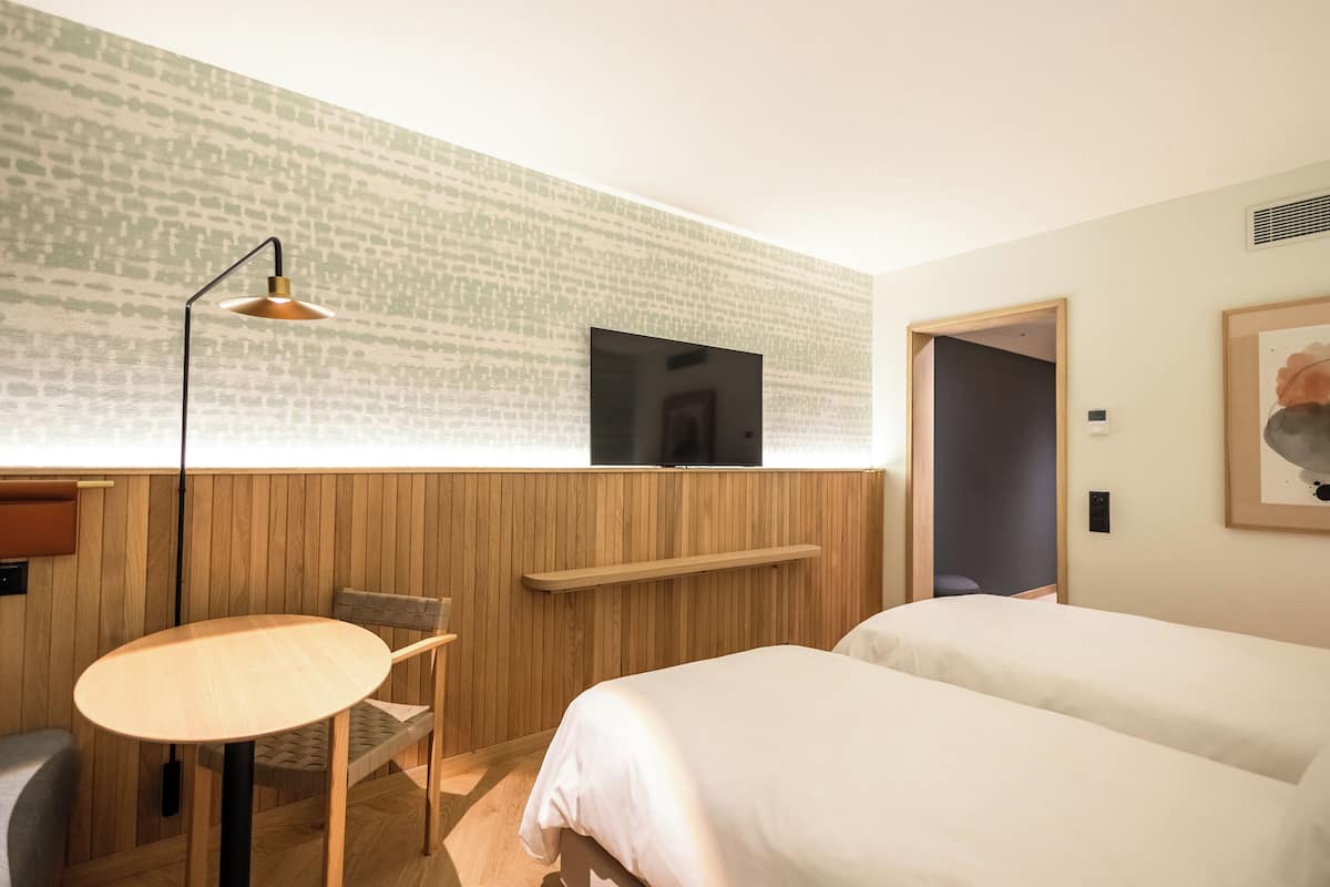 Superior Double Room Lake View | 1 bedroom, in-room safe, desk, laptop workspace