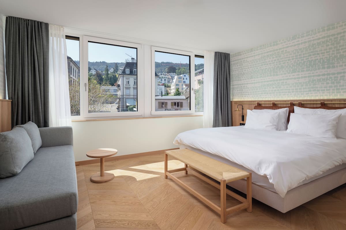 Superior Double Room City View | 1 bedroom, in-room safe, desk, laptop workspace