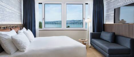 Comfort tweepersoonskamer | 1 slaapkamer, een kluis op de kamer, een bureau, een laptopwerkplek