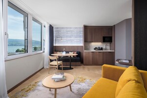 스탠다드 스위트 | 거실 공간 | 케이블 채널 시청이 가능한 50인치 스마트 TV, 넷플릭스, 스트리밍 서비스